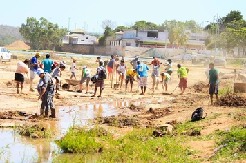 Voluntários realizam séries de mutirões de limpeza no balneário das duchas em Pirapora