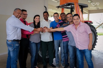 Prefeita Marcella entrega trator para o Assentamento Floresta