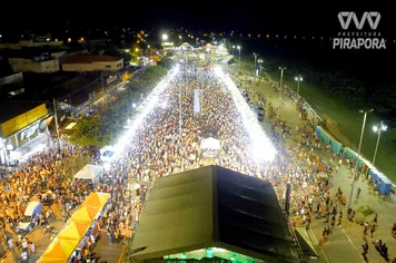 Domingo de Carnaval arrasta foliões em Pirapora