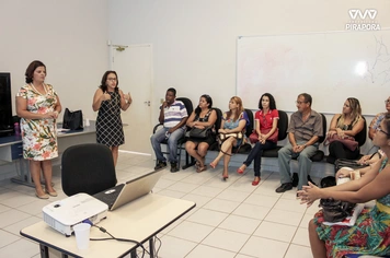 Secretária reúne funcionários e pauta ações para 2018