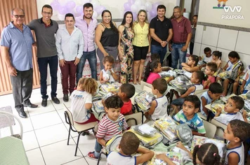 Pais e alunos recebem os primeiros materiais escolares