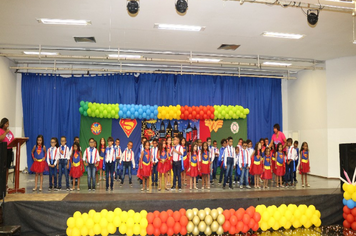 Rui Barbosa celebra formatura com a presença de super-heróis