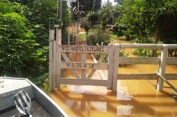 Pirapora fica em alerta após barragem em Três Marias abrir vertedouro
