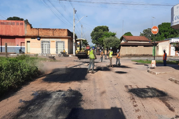 Ações: Tapa-buraco e limpeza da cidade