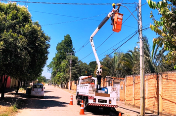 Prefeitura realiza manutenção nos postes de iluminação
