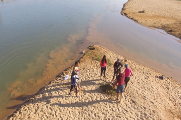 Prefeitura e voluntários realizam limpeza na praia do areião
