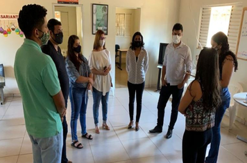 Vice-prefeita Anamaria Burle recebeu vereadores e apresentou a falta de servidores para atender a população