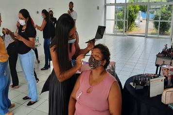 SESAU PROPORCIONA MOMENTO DE BELEZA PARA FUNCIONÁRIAS DA SAÚDE