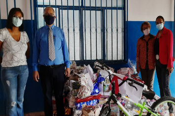 Com o apoio da SEMED, projeto Papai Noel dos Correios faz entrega de presentes para alunos