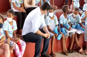 Executivo visita projeto social