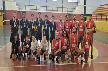 Prefeitura de Pirapora premia equipes finalistas em torneio de vôlei
