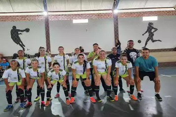 Equipe feminina de Pirapora é vice-campeã de futsal em Copa Intermunicipal