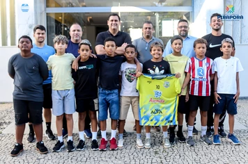 Pronta para a disputa do Campeonato Mineiro, delegação Sub 11 do futsal de Pirapora foi recepcionada no gabinete do prefeito