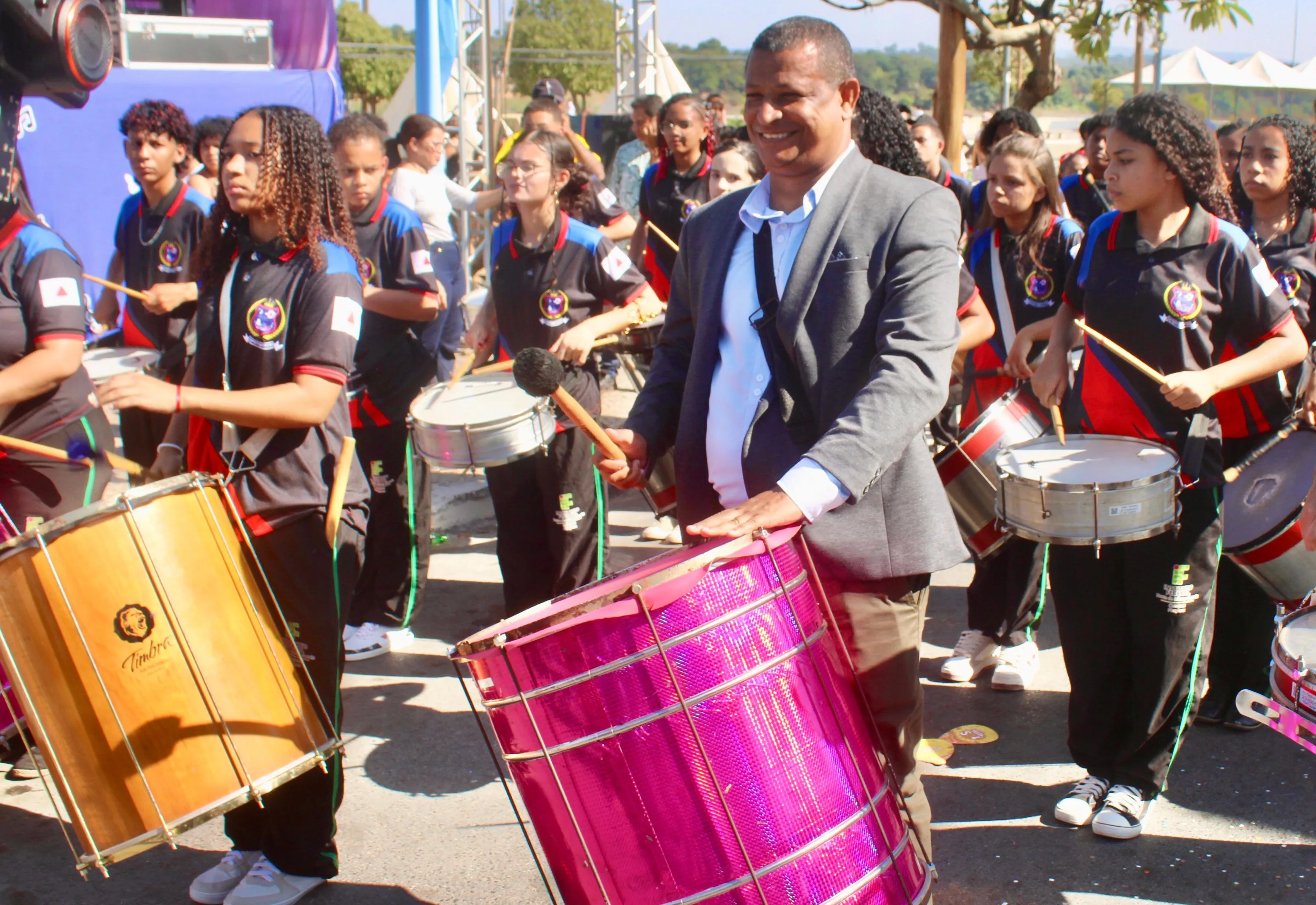 Desfile cívico celebra o aniversário de 114 anos de Pirapora com show de musicalidade