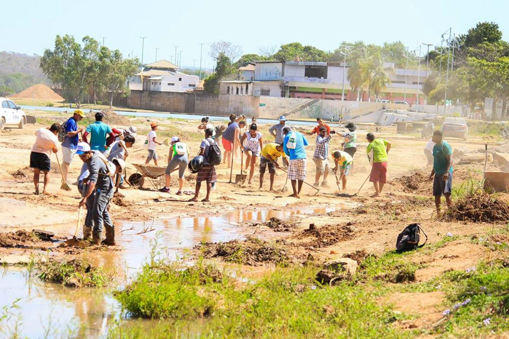 Voluntários realizam séries de mutirões de limpeza no balneário das duchas em Pirapora