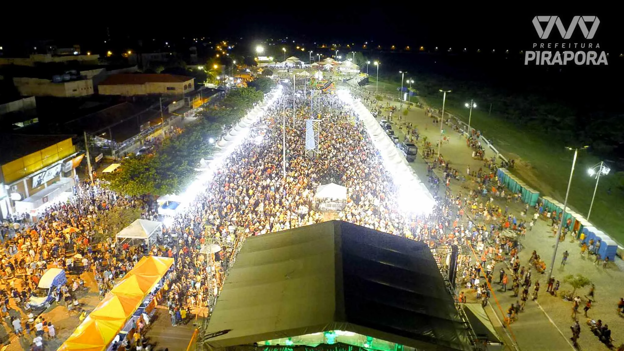 Domingo de Carnaval arrasta foliões em Pirapora