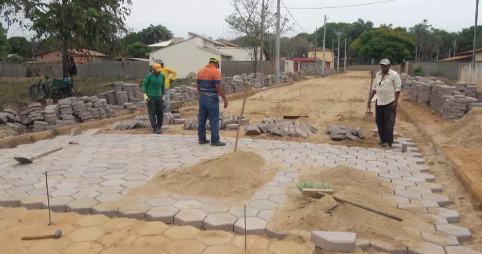 Inicio da pavimentação com bloquetes no Bairro Sagrada Família