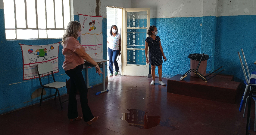 ESCOLAS E CRECHES DESAMPARADAS