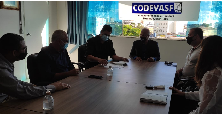 PREFEITO ALEX CESAR ASSINA CONVÊNIO PARA LIBERAÇÃO DE UM CAMINHÃO E DUAS PICK-UPS STRADA PARA A PREFEITURA DE PIRAPORA