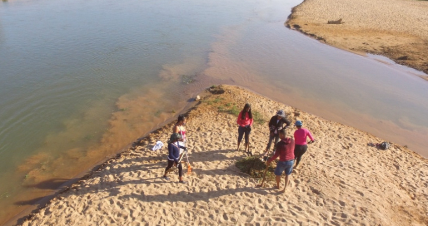 Prefeitura e voluntários realizam limpeza na praia do areião