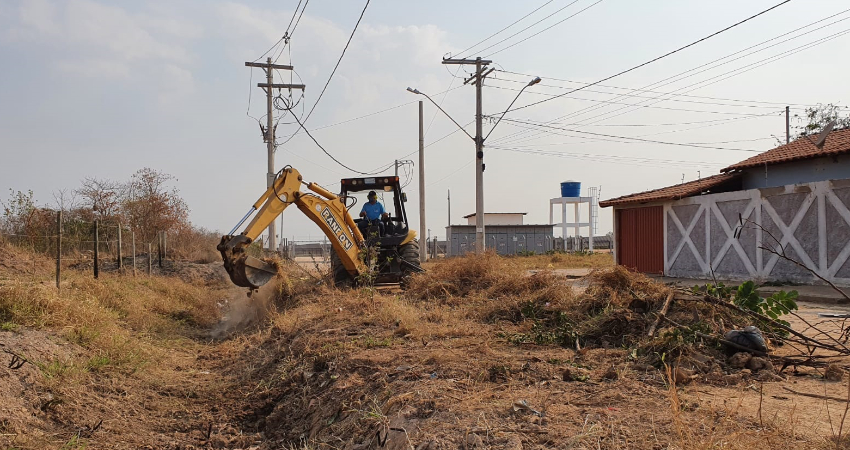Prefeitura realiza limpeza em canal do bairro Primavera