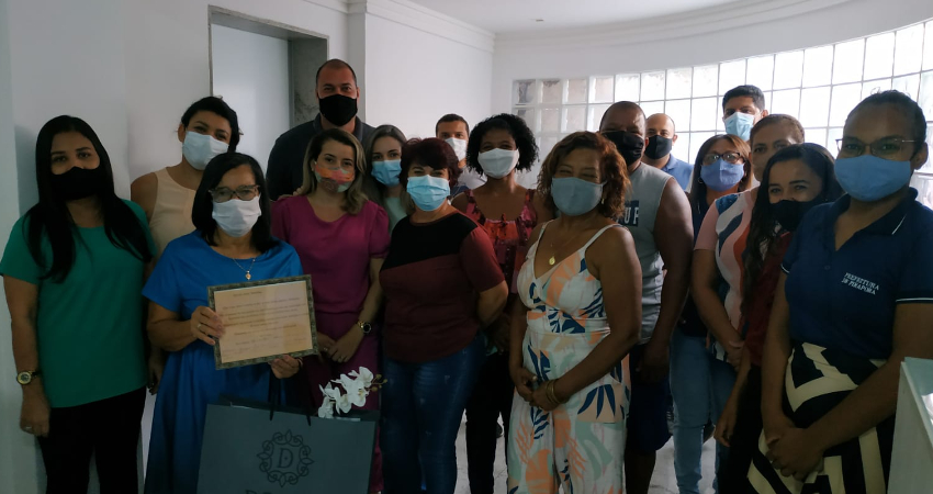 SERVIDORA APOSENTADA RECEBE HOMENAGEM DA PREFEITURA DE PIRAPORA