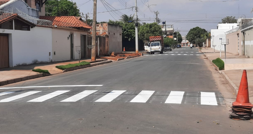 PREFEITURA REALIZA SINALIZAÇÃO DE VIAS NOS BAIRROS INDUSTRIAL E CINQUENTENÁRIO.