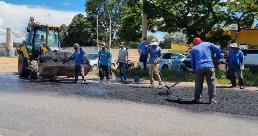 Prefeitura realiza operação tapa-buraco na entrada da cidade