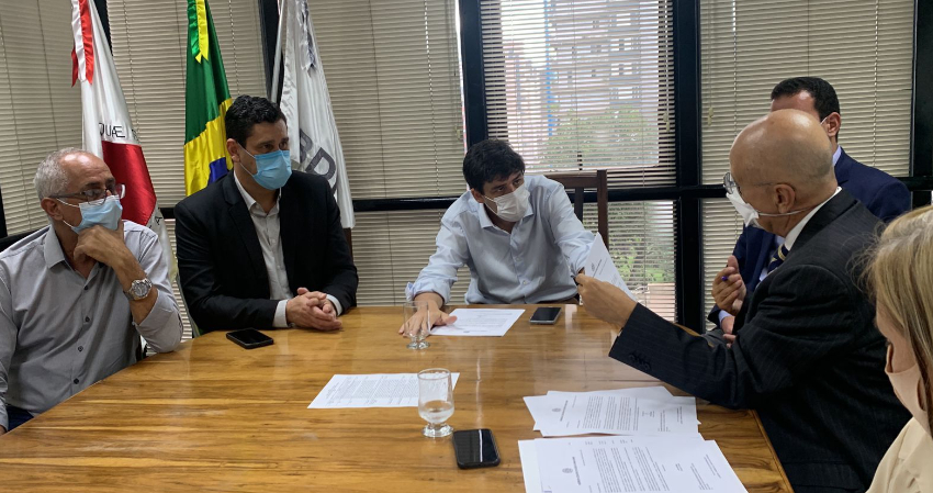 Prefeito Alex Cesar tem reunião com deputado e secretário de estado para tratar do recapeamento da MG496