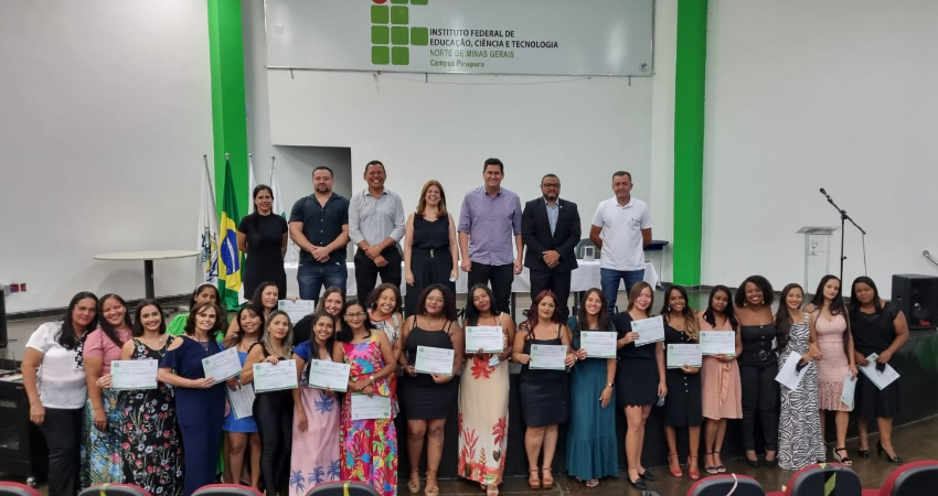 Curso de Costureira Industrial do Vestuário forma a primeira turma