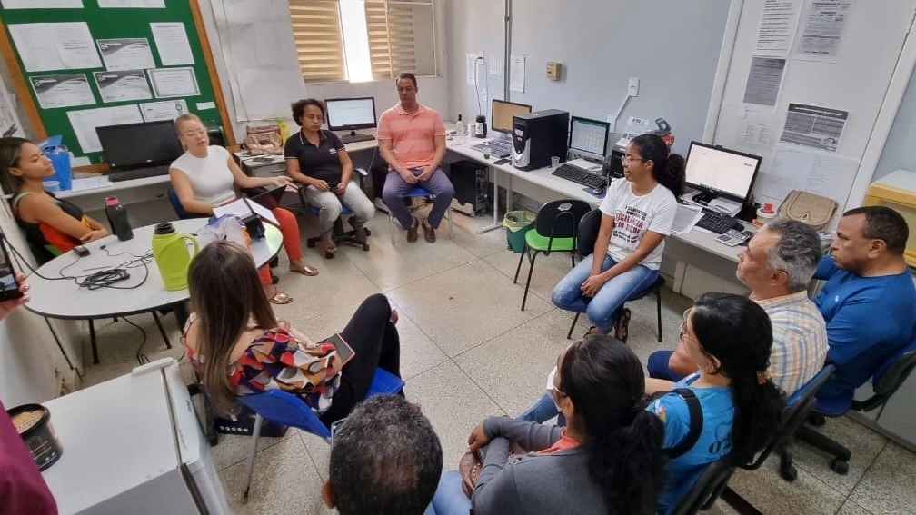 Secretário de Saúde de Várzea da Palma visita a Sala de Situação de Pirapora