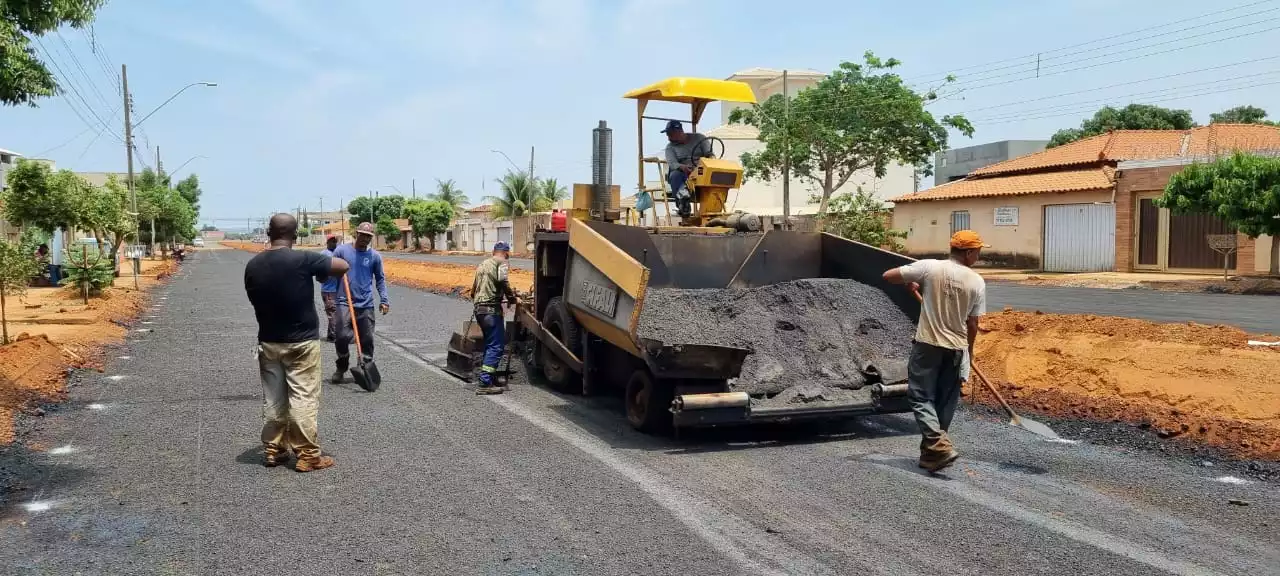 Bairro Nova Pirapora já recebe camada asfáltica