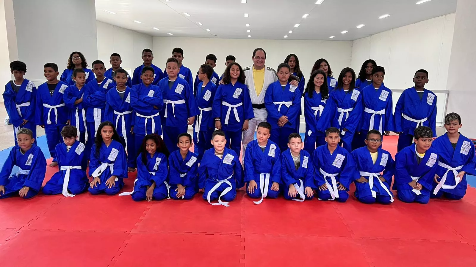 Com apoio da Prefeitura de Pirapora, dezenas de crianças são contempladas com uniformes para projeto de judô gratuito