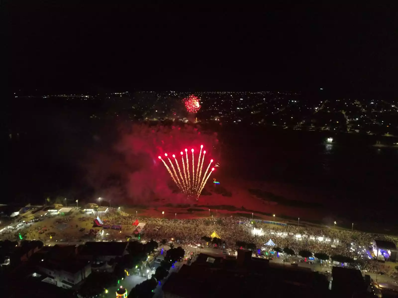 Shows musicais e pirotécnico atraíram multidão para o reveillon popular na Orla