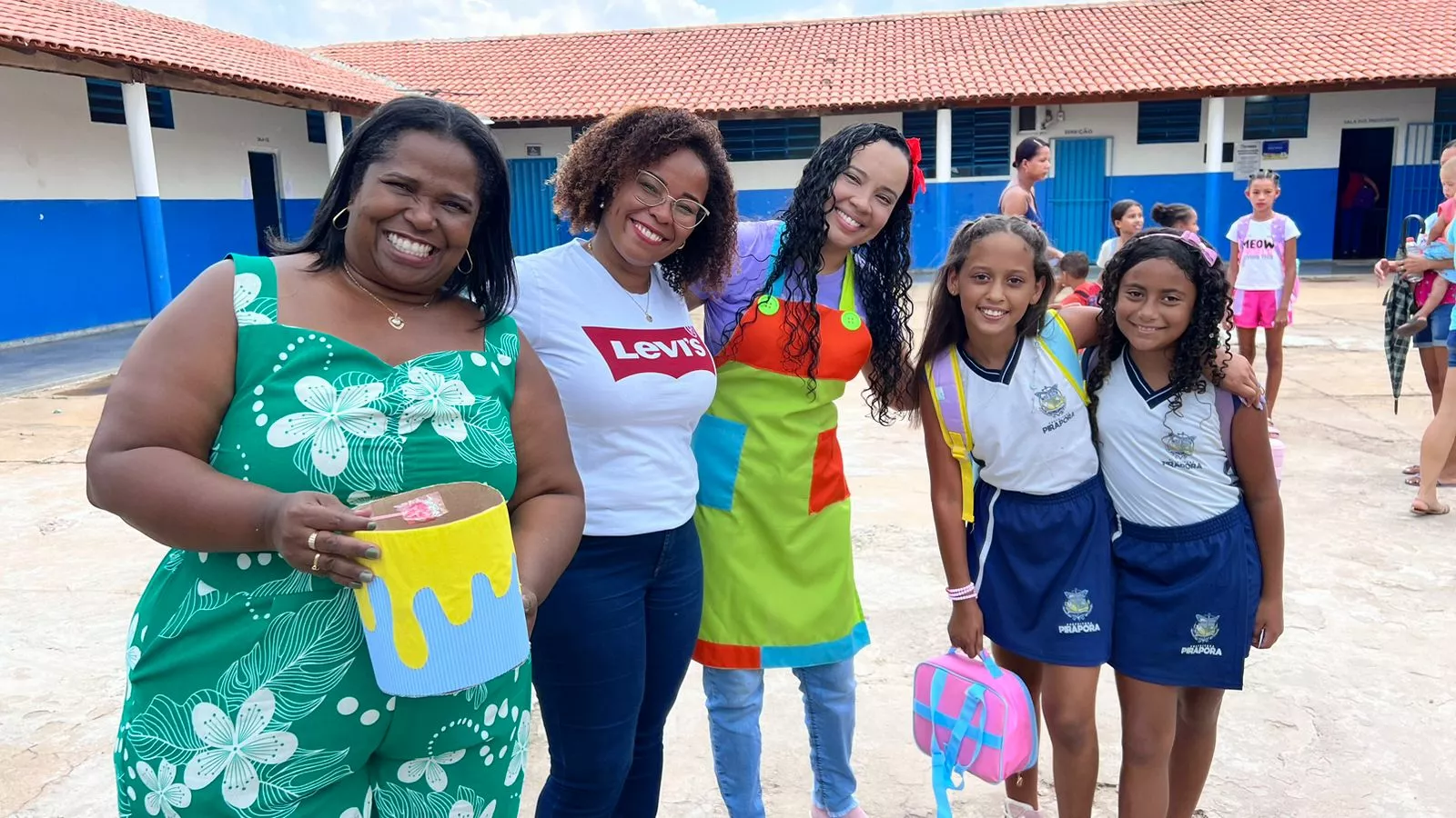 Volta às aulas da Rede Municipal de Ensino de Pirapora teve carinho, sorrisos e reencontros