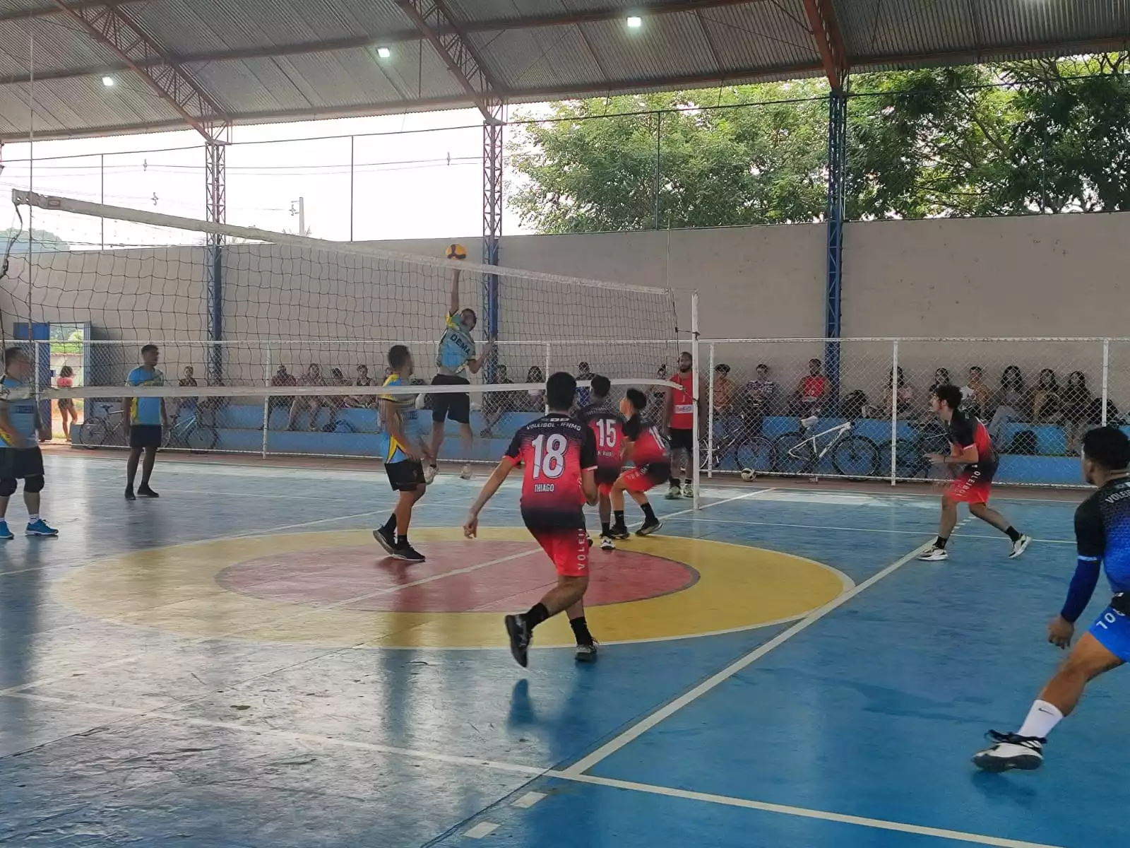 Triangular de vôlei agitou a quadra do Bairro São João