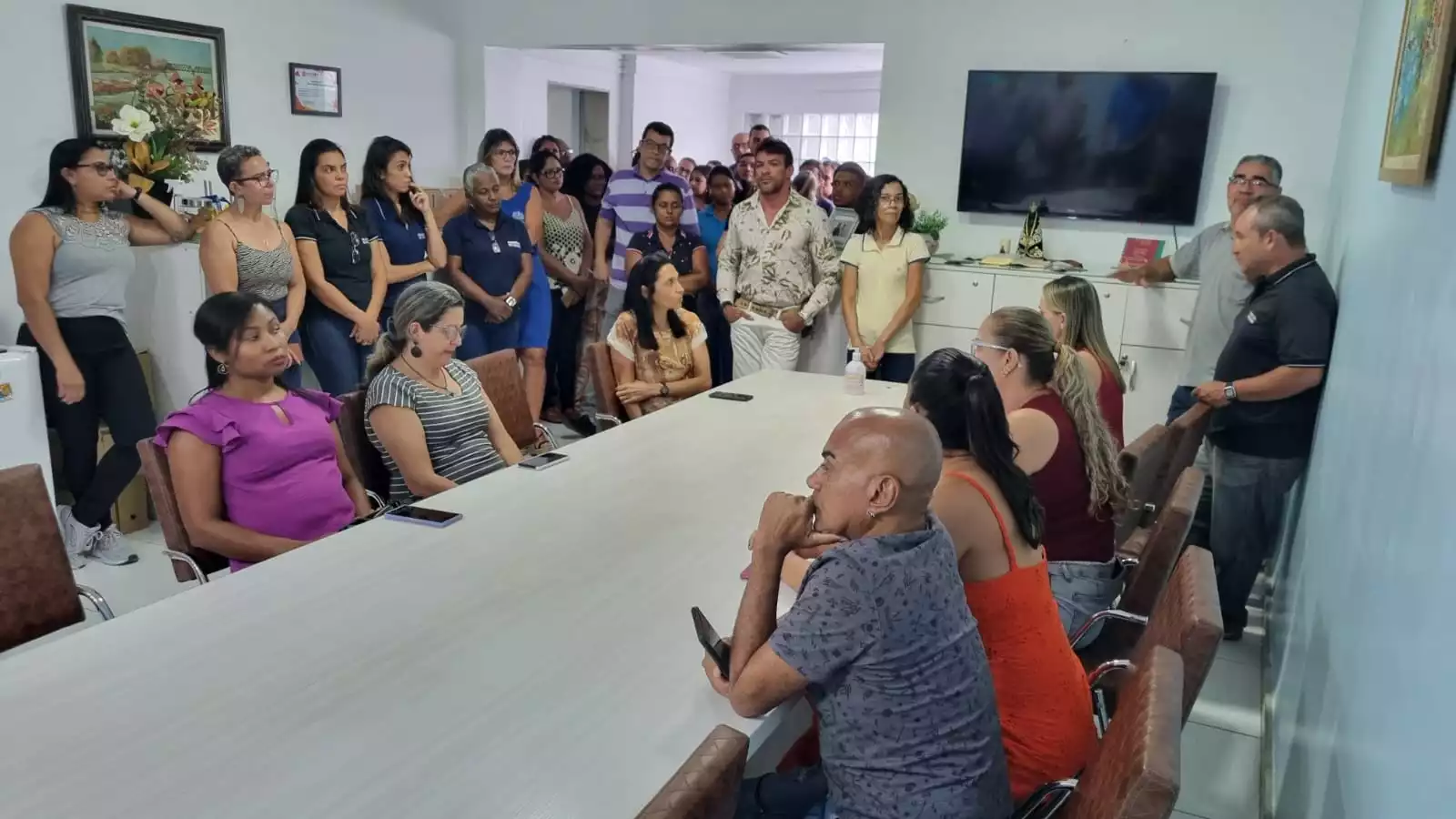 PREFEITO RECEBE NO GABINETE SERVIDORES EFETIVOS