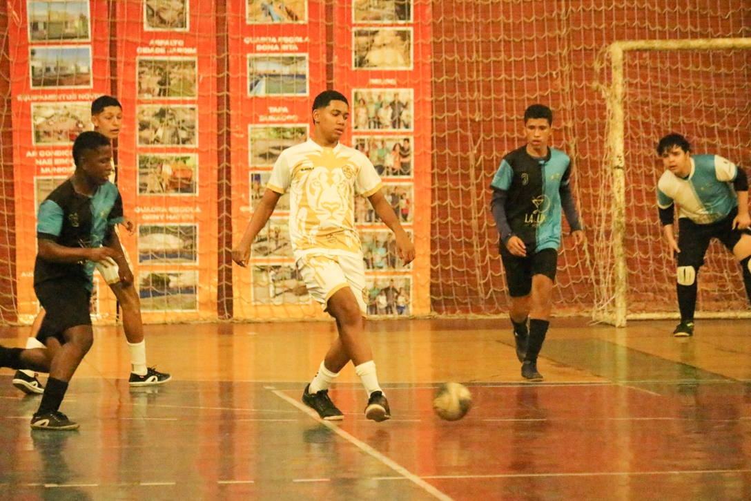Muitos gols e vibração de inúmeras famílias na abertura do Campeonato Piraporense de Futsal
