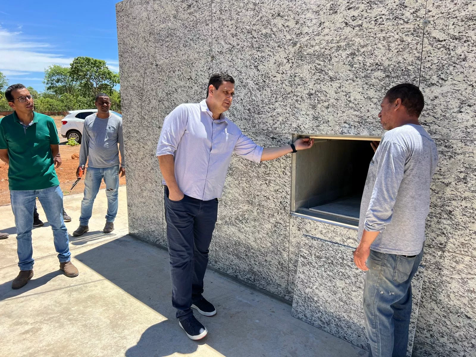 Prefeito vistoria obras do novo cemitério vertical