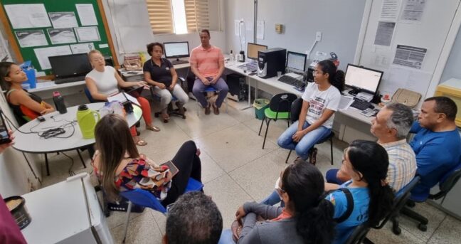 Secretário de Saúde de Várzea da Palma visita a Sala de Situação de Pirapora