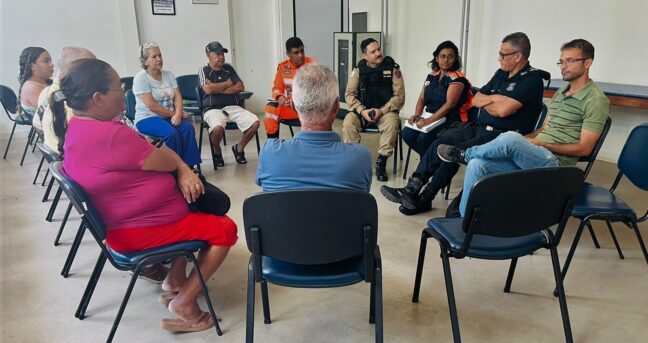 Reunião emergencial da Defesa Civil com as comunidades ribeirinhas