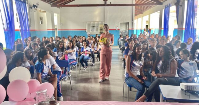 Palestra na Escola Fernão Dias aborda saúde feminina e prevenção na adolescência