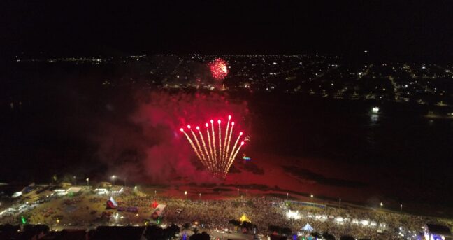 Shows musicais e pirotécnico atraíram multidão para o reveillon popular na Orla