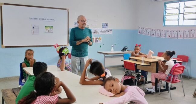 Parceria da SEMED e SEJUC promove oficinas de xilogravura para alunos da Educação em Tempo Integral de Pirapora